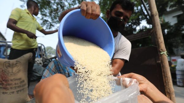 ফেঞ্চুগঞ্জে খাদ্যবান্ধব কর্মসূচির চাল ওজনে কম দেওয়ার অভিযোগ ডিলারের বিরুদ্ধে